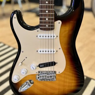 Squier Strat vasenkätinen (käytetty - mint)