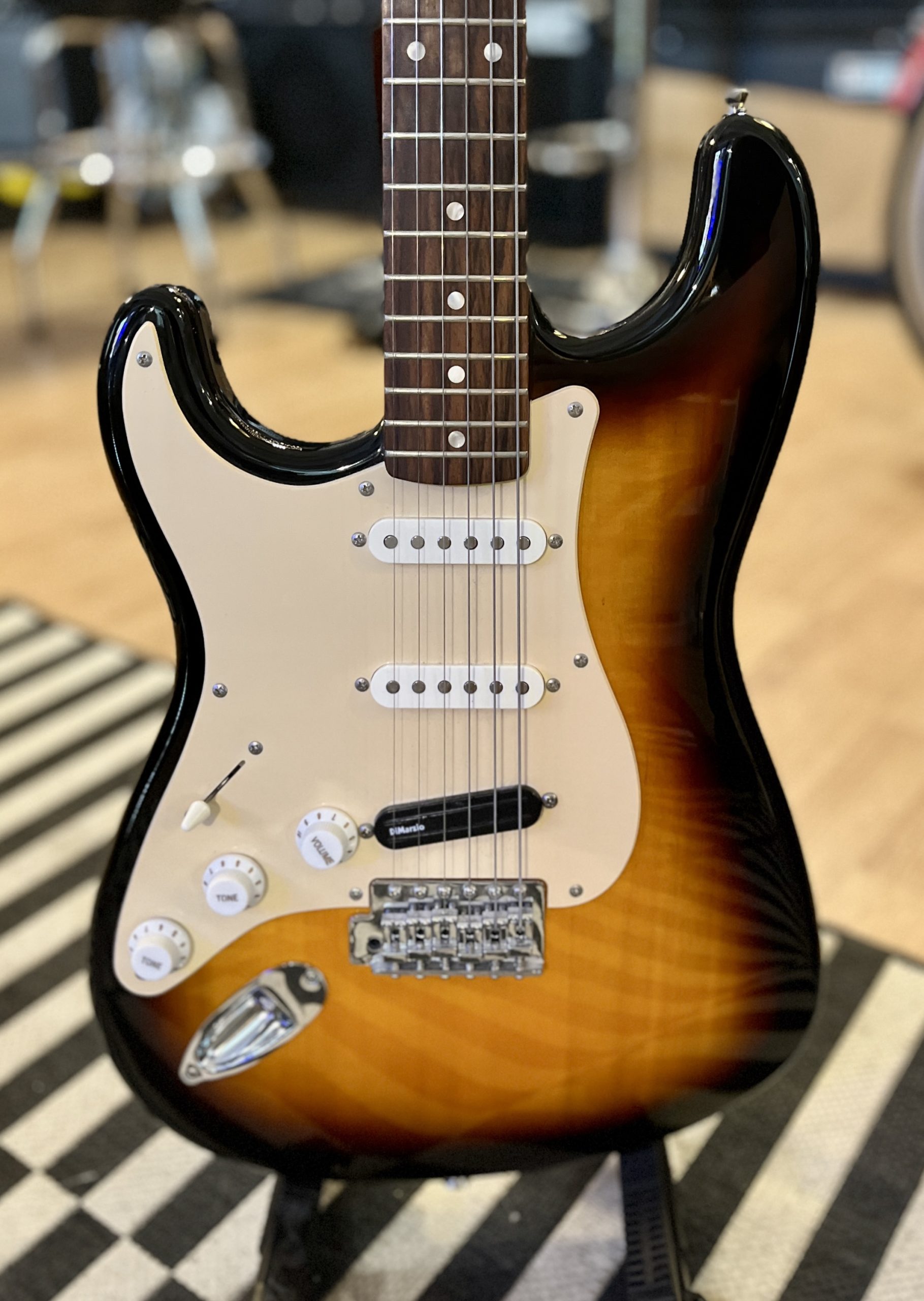 Squier Strat vasenkätinen (käytetty - mint)